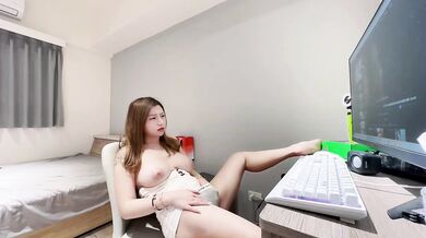 ⚫️最新作品2部，高颜值天然雪白巨乳女神【艾玛Emma】脱衣自慰淫叫声太大被室友狠狠爆操+运动少女急需高蛋白(2V)2